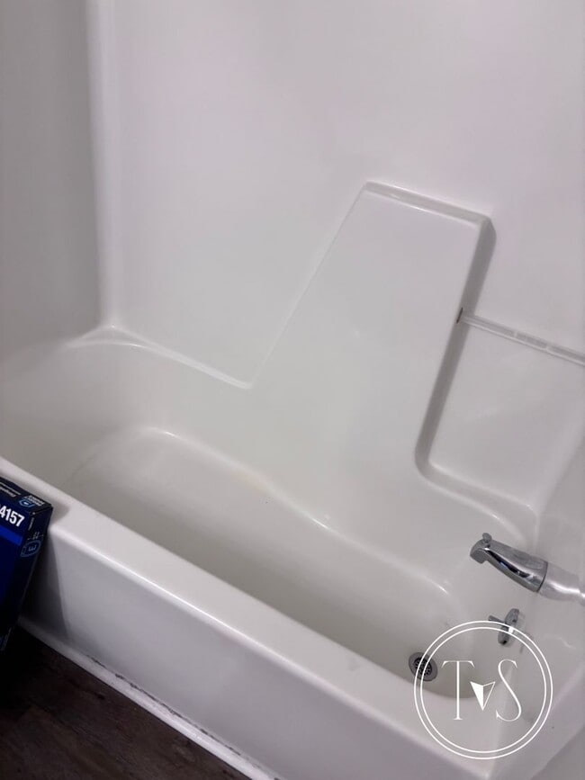 Building Photo - MOVE IN SPECIAL: $250 OFF 1ST MONTH'S RENT!**