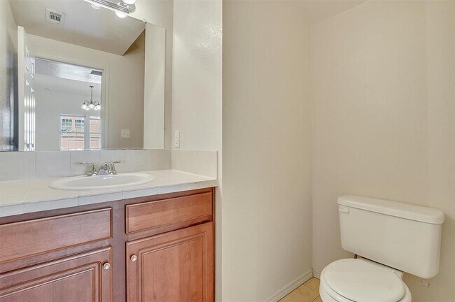 Building Photo - 2115 E 18th St