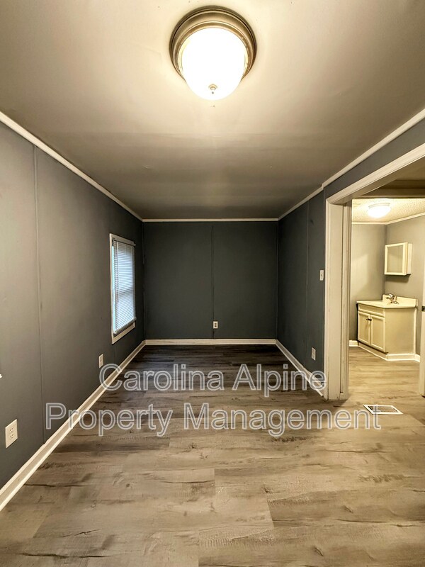 Building Photo - 109 Pine Ave