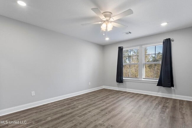 Building Photo - 3 Bed / 2 Bath Home – Modern Finishes & Convenient Location