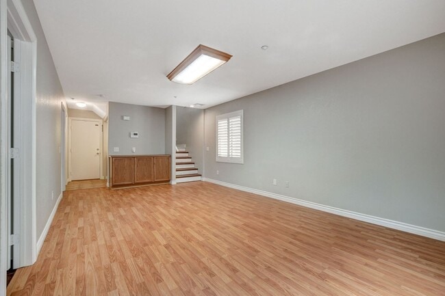 Building Photo - Gorgeous Three Bedroom in the Northwest!