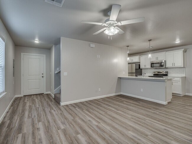 Building Photo - Spacious 4 Bedroom 2 Bath Duplex in Oakdale Schools - Lawn Care Included