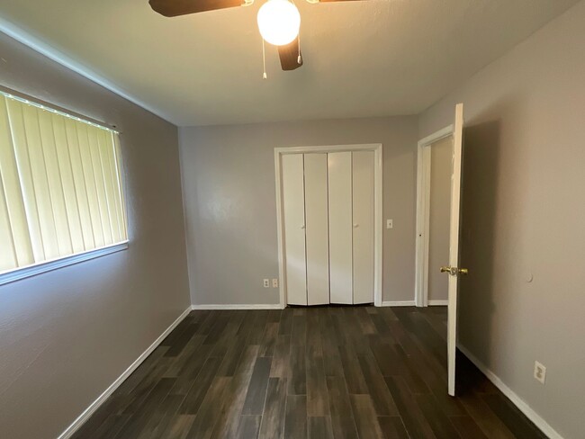 Building Photo - 2 Bed 1 Bath