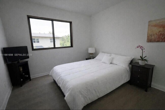 Building Photo - 5364 Siesta Key Ln