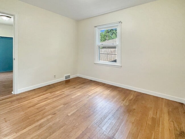 Building Photo - Lovely 3 bedroom 1.5 bathroom Cape Code st...