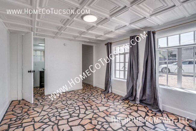 Building Photo - 940 E Florita St