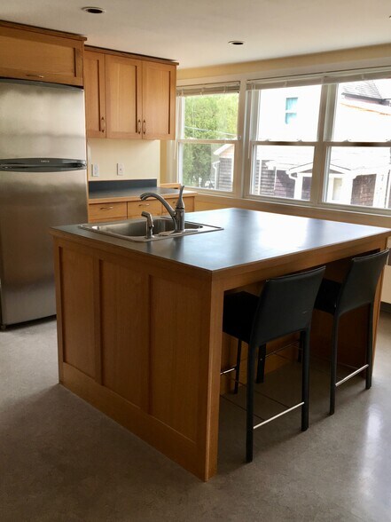 Kitchen island - 26 Grove St