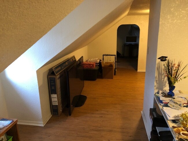 Building Photo - 3 BR 1 Bath New Haven!