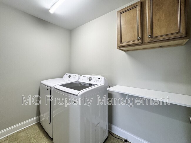 Building Photo - 2056 Oxford Heights