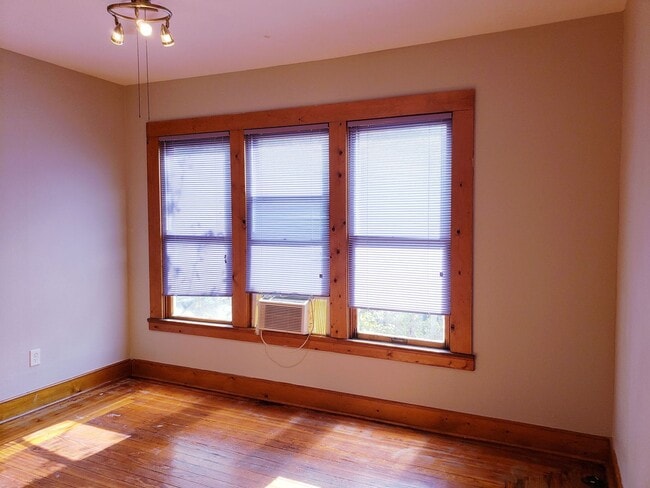Building Photo - 2 Bedroom, 1 Bath Apartment in Munger Plac...