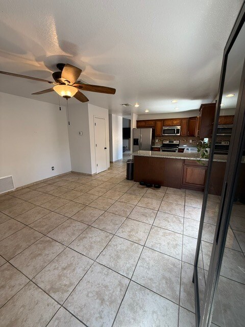 Building Photo - FOR RENT