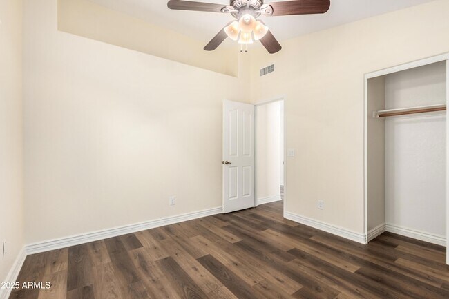 Building Photo - 1517 W Islandia Dr