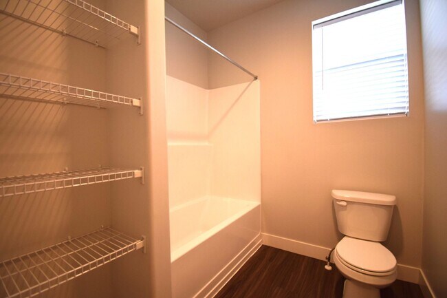 Building Photo - Bright 3 bed Condo with Pool, HOA, and Great Amenities!!