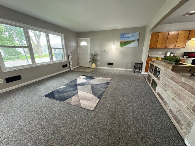 Building Photo - 2 bed, 1 bath home for rent in Hudson available IMMEDIATELY