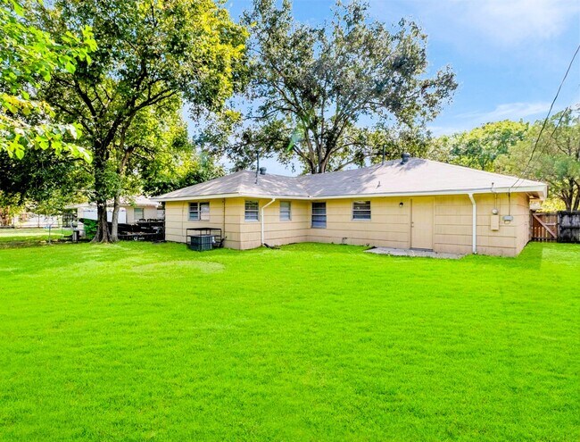 Building Photo - 7406 Janak Dr