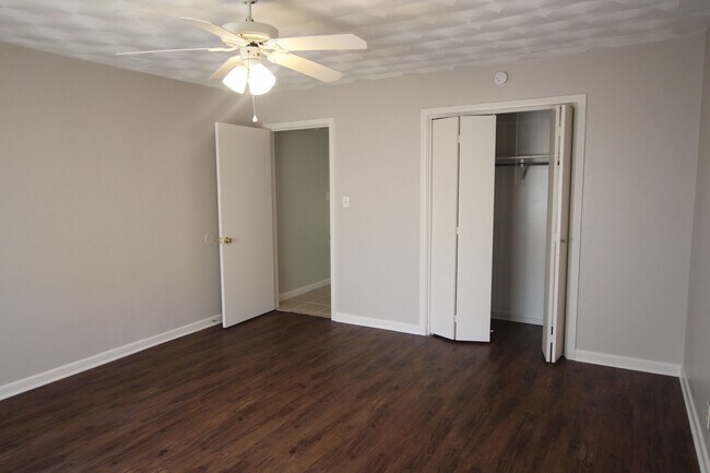 Building Photo - 1424 E Houston St