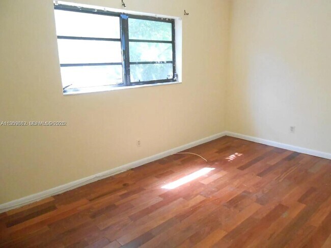 Building Photo - 180 NE 128th St