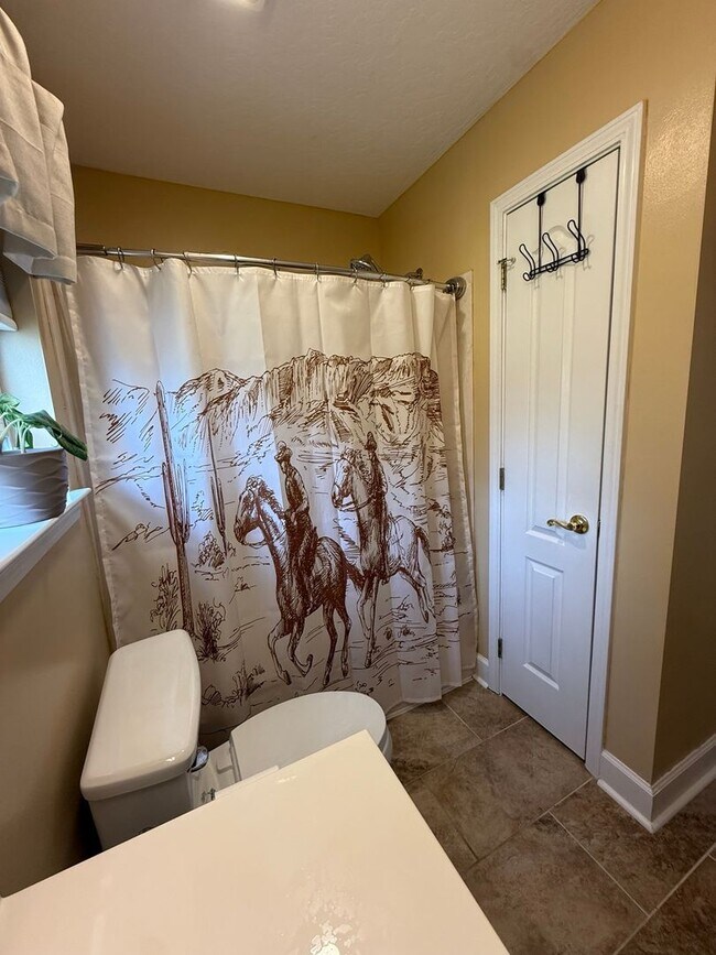 Building Photo - PRIME location Kenwood home with a great backyard!