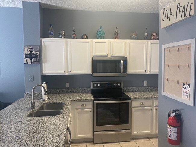 Kitchen. New counter-top & appliances - 4774 Vero Beach Pl