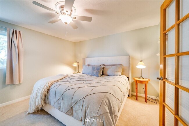Building Photo - Beautifully Remodeled 2 bed/1.5 Bath Townh...