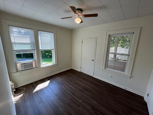 Building Photo - Spacious one bedroom 2nd floor apartment - Completely Remodeled!