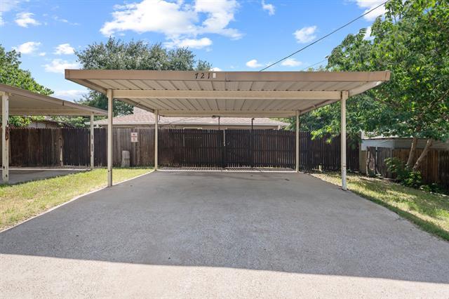 Building Photo - 721 Oakwood Ln