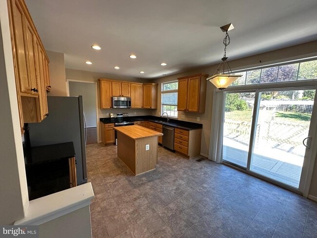 Building Photo - 72 Maddex Farm Dr