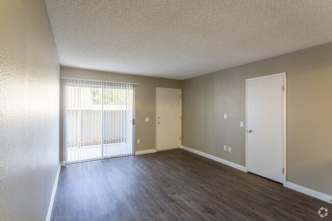 1 BR, 1 BA - 627 SF - Skyline