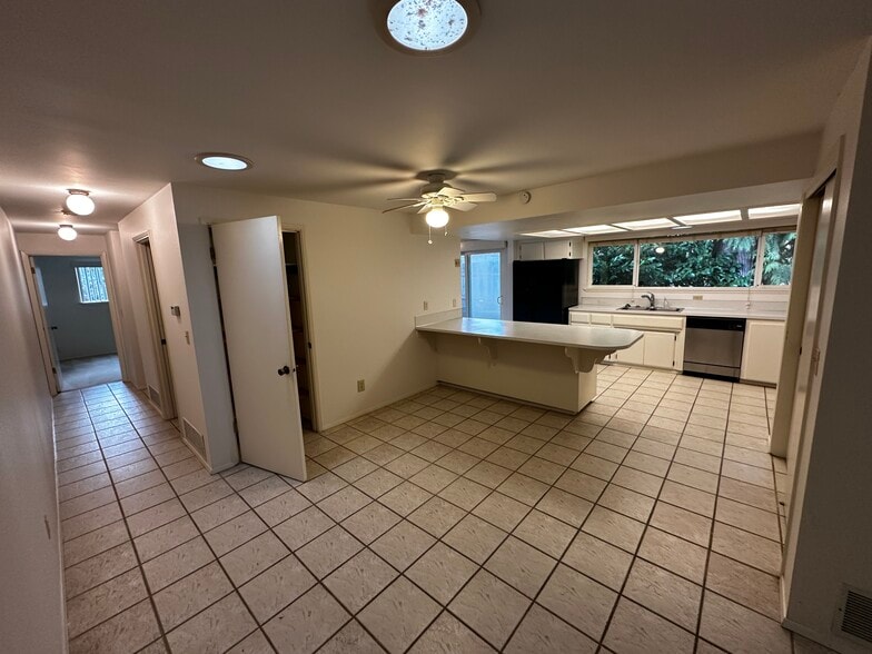 Building Photo - 515 16th Ave SE