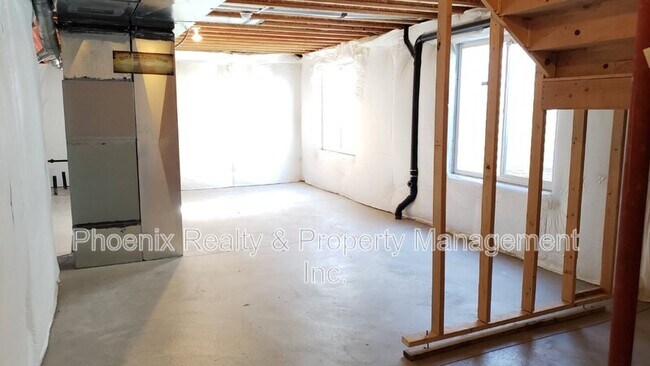 Building Photo - 302 St Ida Cir