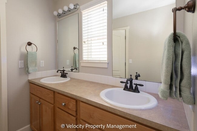 Building Photo - Beautifully Maintained Single Level Home with AC!