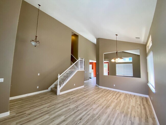 Building Photo - 4 bedroom close to freeway, parks and shopping