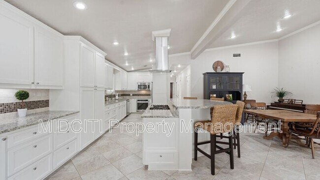 Building Photo - 156 Trelawney St