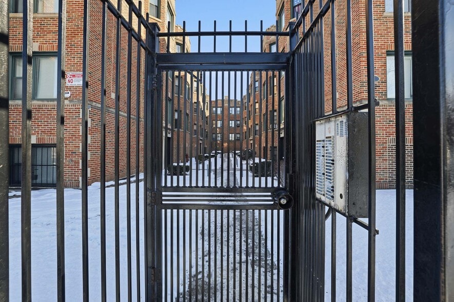 Building Photo - 7501-7509 S Stewart Ave