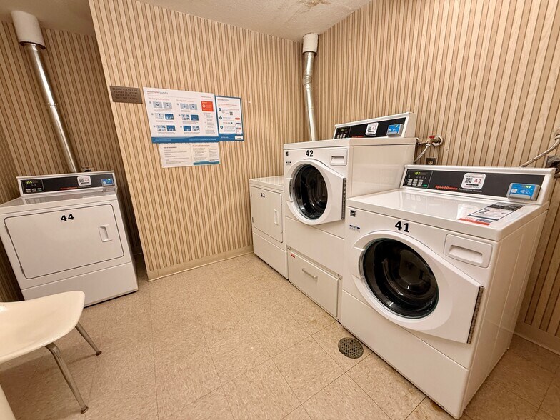 Building Photo - 1006 Paradise Rd