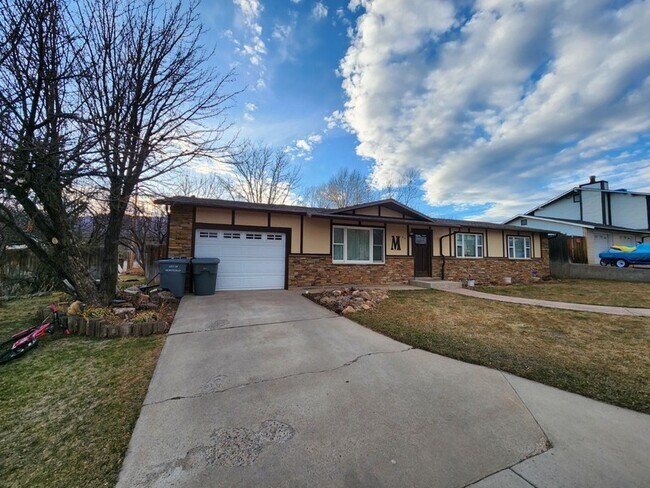 Building Photo - 316 Latigo Loop