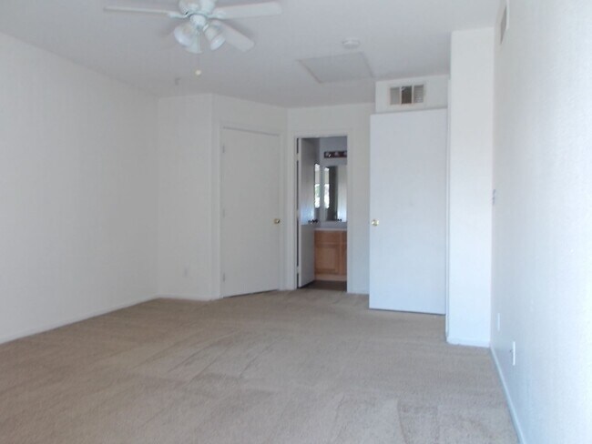 Building Photo - Charming 2 Bed / 2 Bath Condo with Firepla...