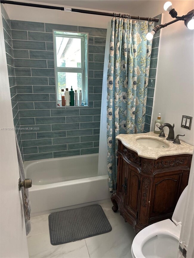 Building Photo - 420 NE 12th St