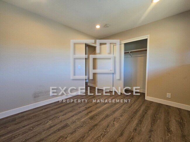 Building Photo - Fabulous 2/2 Duplex with Garage,Cat OK, Patio, Granite Counters and Fireplace