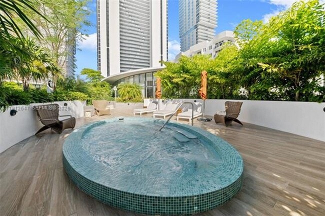 Building Photo - 700 NE 24th St