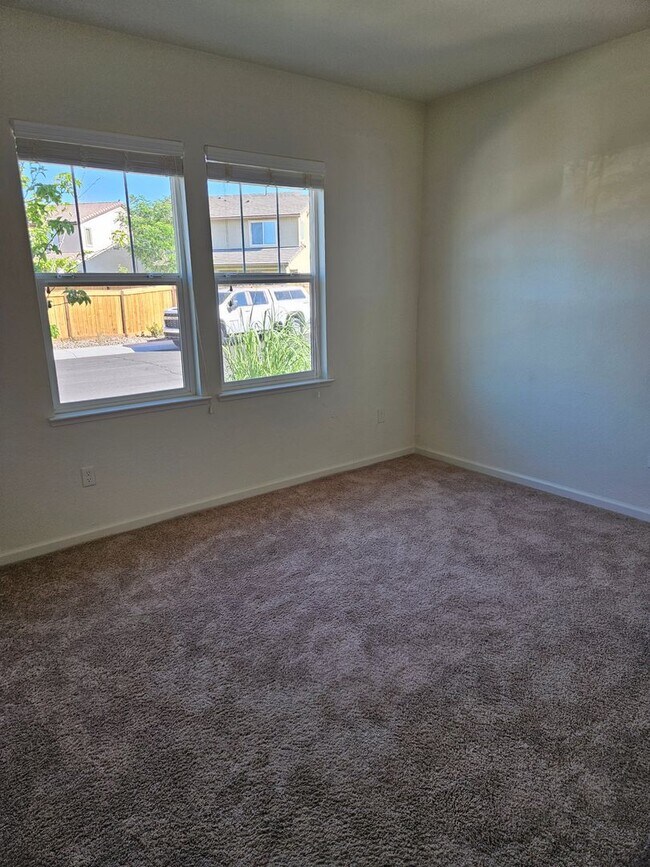 Building Photo - Pristine One Story South Reno