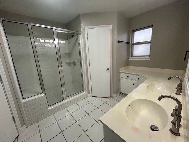 Building Photo - 1900 Sq Feet of Living Space