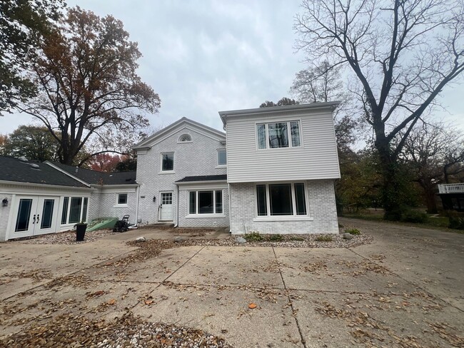 Building Photo - Beautiful 5 bedroom 4.5 Bath in Leland Grove