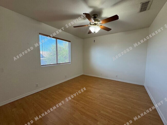 Building Photo - HALF OFF FIRST MONTH'S RENT! 4 BEDROOM 2.5 BATHROOM HOME