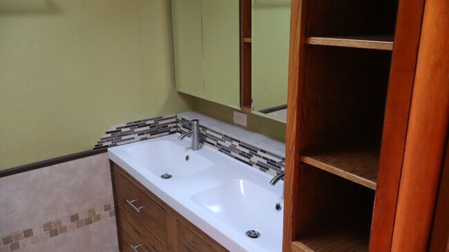 Building Photo - Spacious