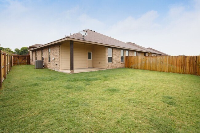 Building Photo - GORGEOUS 3 BEDROOM DUPLEX LOCATED IN BASTROP, TX!