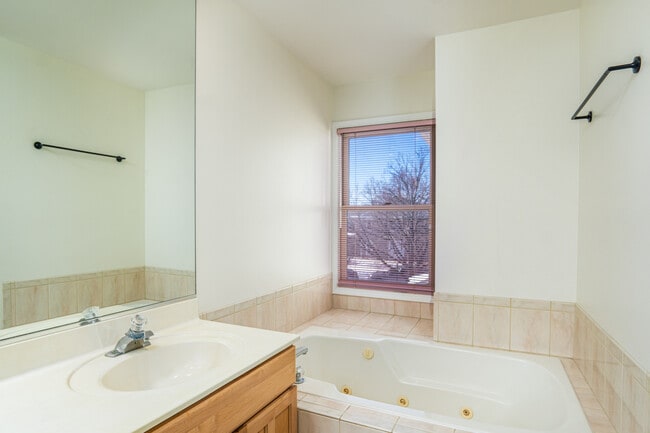 Building Photo - 712 Hamilton Ct