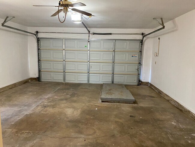 Building Photo - 2312 Shadowlake Dr