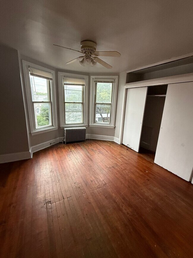 Building Photo - Port Richmond-traditional 3 bedroom home f...
