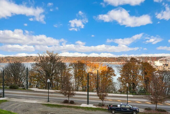 Building Photo - 2 bed 2 bath Stadium District Condo!